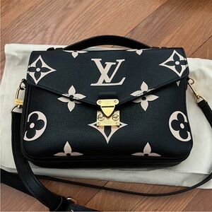 Louis Vuitton Pochette Metis in bicolor